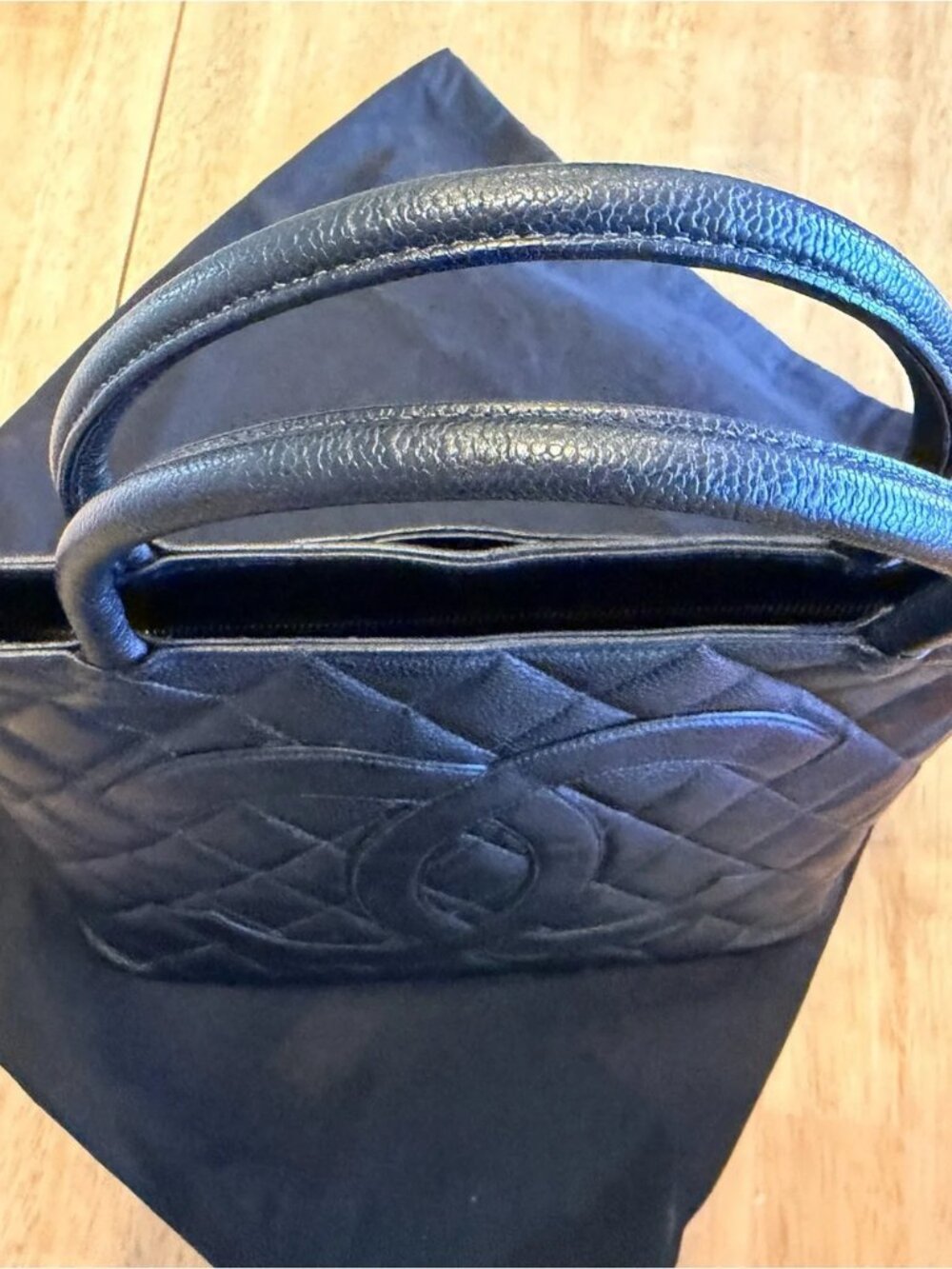 CHANEL Black Caviar Leather medium Tote medallion vintage Serious inquires only - Picture 6 of 11